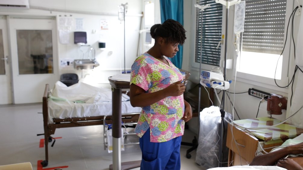 gessica_fleurmond_talks_with_a_trauma_patient_in_icu.jpg