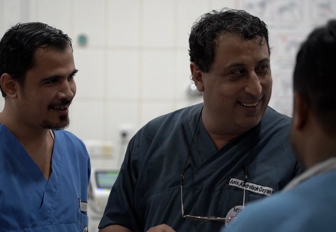 anis_abdraboh_dayan_and_colleagues_in_discussion_in_icu.jpg