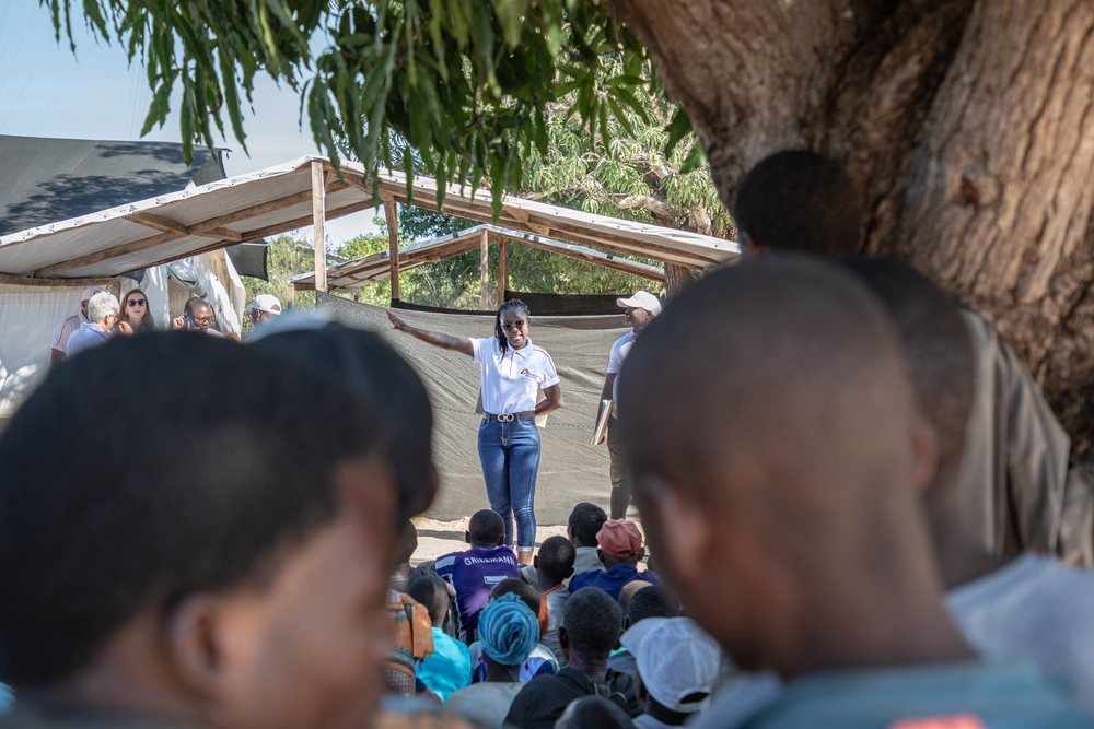 An MSF Health promoter running a session in Mozambique