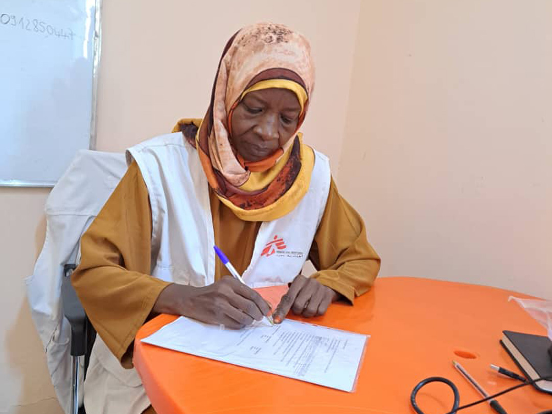 MSF Health promoter Aisha working in the White Nile state project in Sudan.