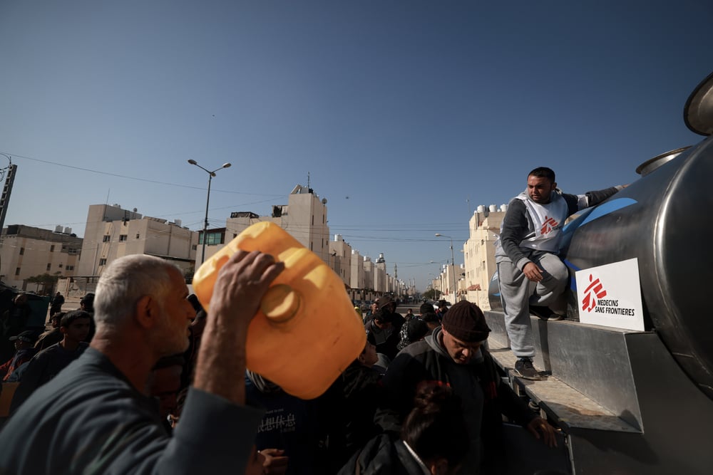 Youssef Al-Khishawi, an MSF water and sanitation agent, oversees a water distribution for displaced people in the southern Gaza town of Rafah’s Saudi neighborhood.