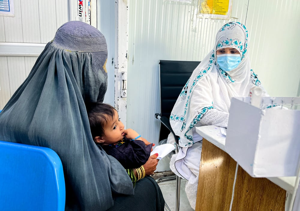MSF nurse checks a child in the Emergency Room