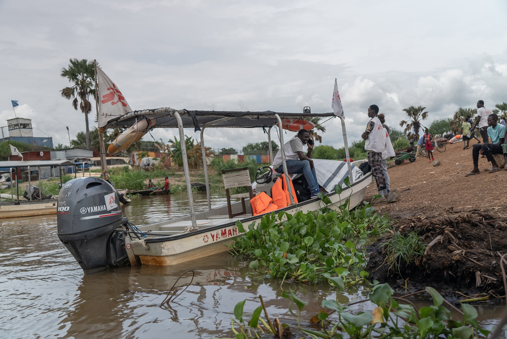 MSF mobile clinic team working in Old Fangak Country