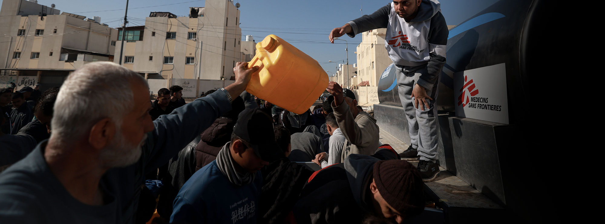 msf-team-deliver-water-in-gaz
