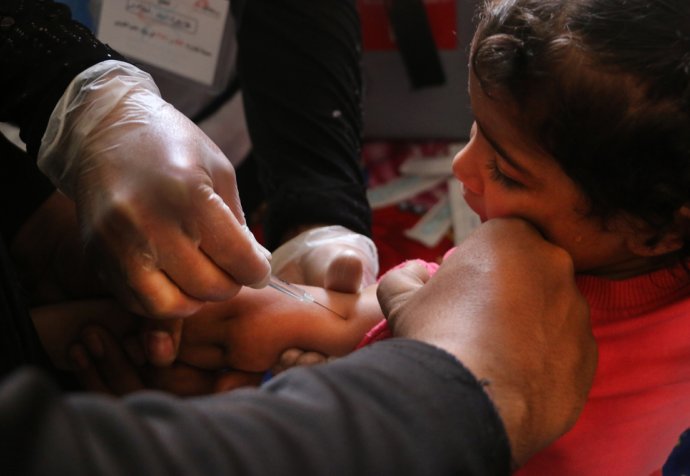 West Aleppo, Syria: MSF helps vaccinate tens of thousands of displaced Syrian children