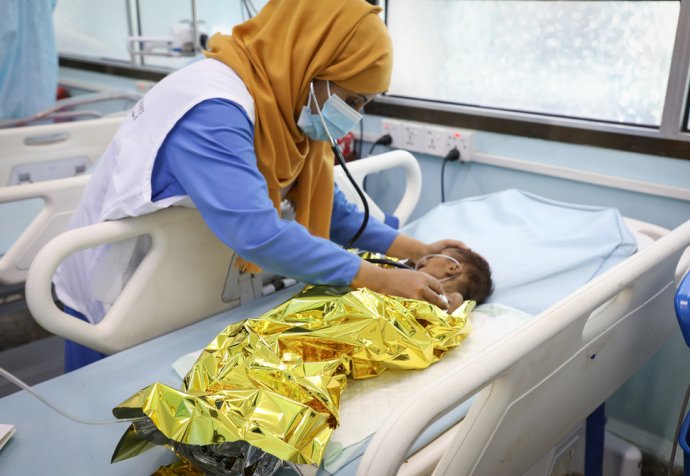 Dr Duha Shamsaddin assesses the vital signs of Shakir, a child with severe acute malnutrition and medical complications, in the MSF Ad Dahi hospital, near Hodeidah, Yemen. © Majd Aljunaid/MSF